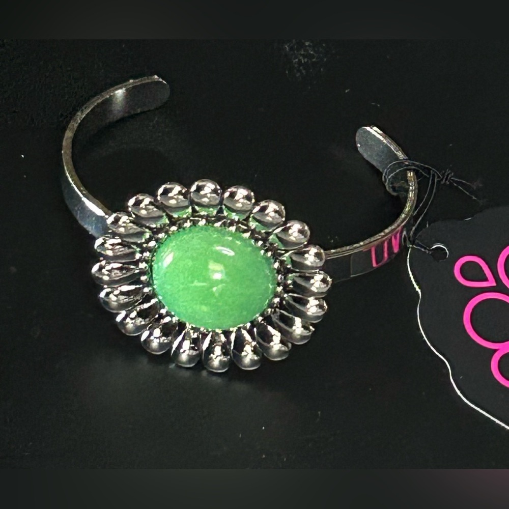 Paparazzi Silver Bracelet with Green Centerpiece
